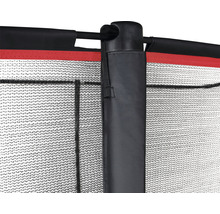 Detailný pohľad na ochrannú sieť trampolíny s podporným stĺpikom