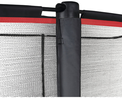 Detailný pohľad na ochrannú sieť trampolíny s podporným stĺpikom