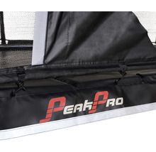 Logo Peak Pro na čiernej ochrannej plachte