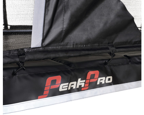 Logo Peak Pro na čiernej ochrannej plachte