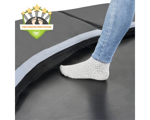 Detailný záber osoby na trampolíne so systémom ochrany nôh