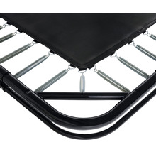 Detail trampolíny s pružinami a rámom