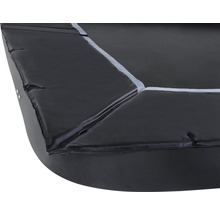 Detail čierneho krytu okraja trampolíny