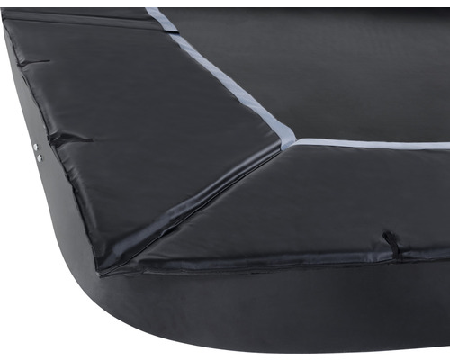 Detail čierneho krytu okraja trampolíny