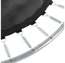 Detailný pohľad na pružiny, skákaciu plachtu a rám záhradnej trampolíny