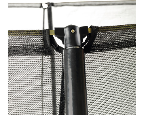 Detailný záber bezpečnostnej siete trampolíny s tyčou rámu a spojovacím prvkom