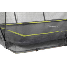 Detailný záber trampolíny s ochrannou sieťou