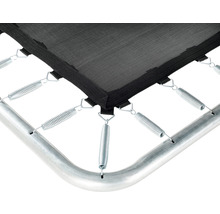 Detailný záber trampolíny so skákacou plochou, pružinami a rámom