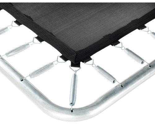 Detailný záber trampolíny so skákacou plochou, pružinami a rámom