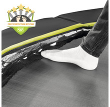 Detail trampolíny so systémom ochrany nôh a chodidlom osoby