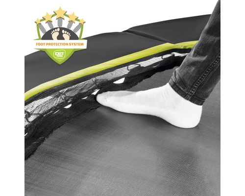 Detail trampolíny so systémom ochrany nôh a chodidlom osoby