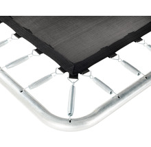 Detailný pohľad na trampolínu s pružinami a rámom