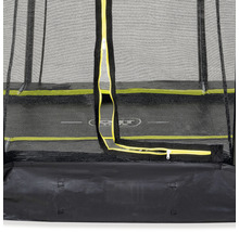 Detailný pohľad na zips na ochrannej sieti záhradnej trampolíny.