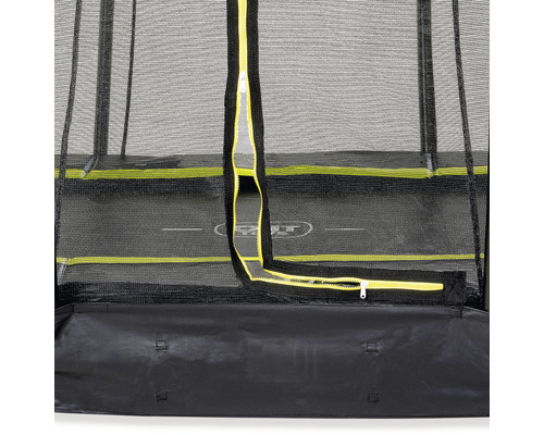 Detailný pohľad na zips na ochrannej sieti záhradnej trampolíny.