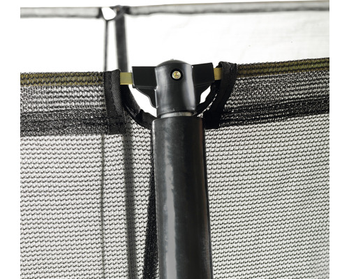 Detailný záber bezpečnostnej siete trampolíny s tyčou.