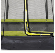 Detailný pohľad na trampolínu s ochrannou sieťou a zipsom