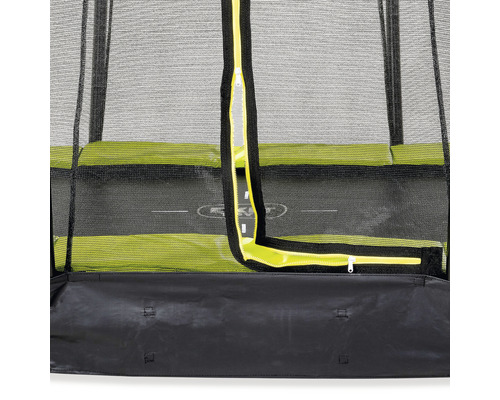 Detailný pohľad na trampolínu s ochrannou sieťou a zipsom