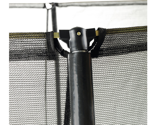 Detailný záber bezpečnostnej siete trampolíny s podpernými stĺpikmi