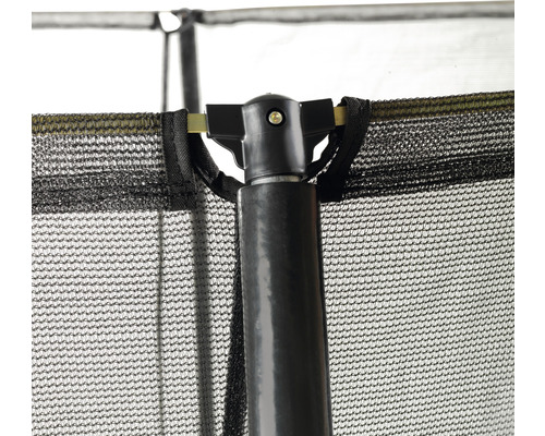 Detailný záber bezpečnostnej siete a tyče trampolíny