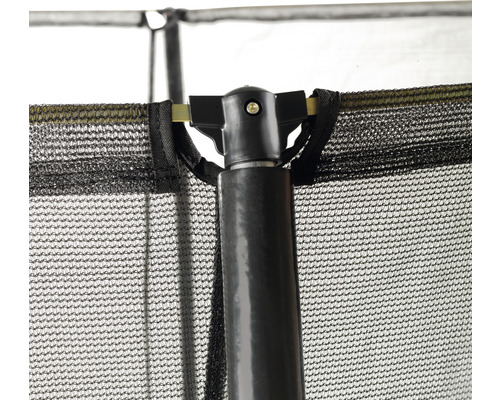 Detailný záber bezpečnostnej siete trampolíny s tyčou a spojovacím prvkom