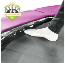 Detailný záber nohy stojacej na skákacej plachte trampolíny so symbolom systému ochrany nôh od spoločnosti Exit Toys.