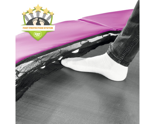 Detailný záber nohy stojacej na skákacej plachte trampolíny so symbolom systému ochrany nôh od spoločnosti Exit Toys.