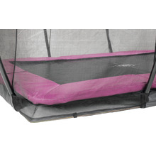 Detailný pohľad na obdĺžnikovú záhradnú trampolínu s bezpečnostnou sieťou a ružovým krytom okraja