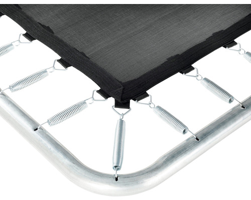 Detailný pohľad na trampolínu s pružinami a rámom.
