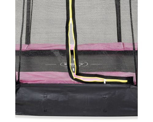 Detailný záber trampolíny s bezpečnostnou sieťou a zipsom