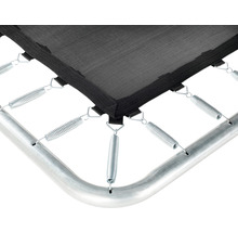 Detailný pohľad na pružiny a rám trampolíny