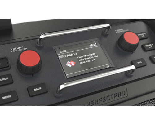 Detailný záber rádia Perfectpro s displejom, tlačidlami a ovládacími prvkami