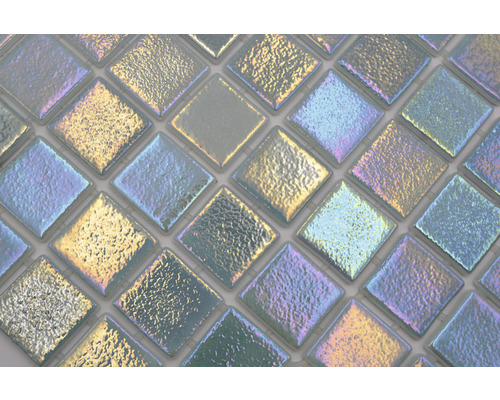 Detailný záber dúhových sklenených mozaikových dlaždíc