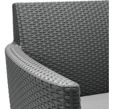 Detail záhradnej stoličky s vzhľadom ratanu