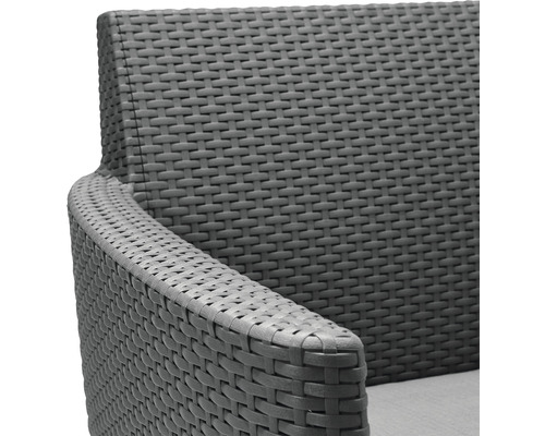 Detail záhradnej stoličky s vzhľadom ratanu