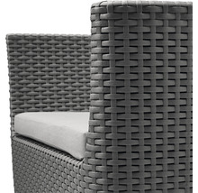 Detail šedého prúteného kresla so sedákom