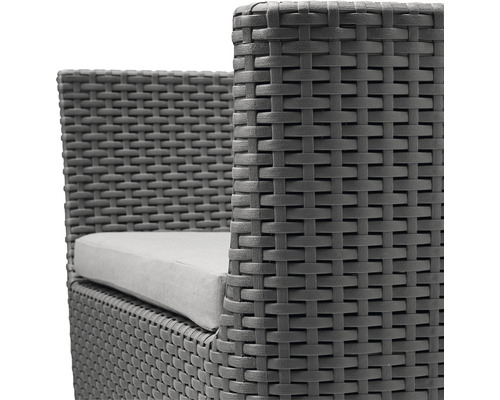 Detail šedého prúteného kresla so sedákom