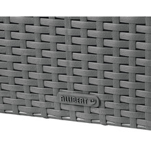 Detailný pohľad na sivý ratanový nábytok s logom Alibert