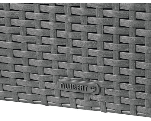 Detailný pohľad na sivý ratanový nábytok s logom Alibert