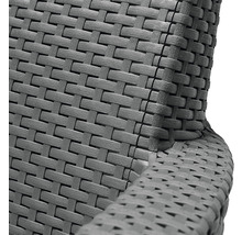 Detail šedej ratanovej záhradnej stoličky