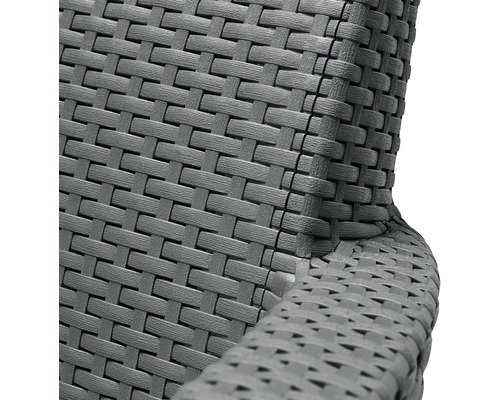 Detail šedej ratanovej záhradnej stoličky