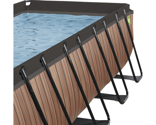 Detail obdĺžnikového bazéna s vzhľadom dreva a oceľovým rámom