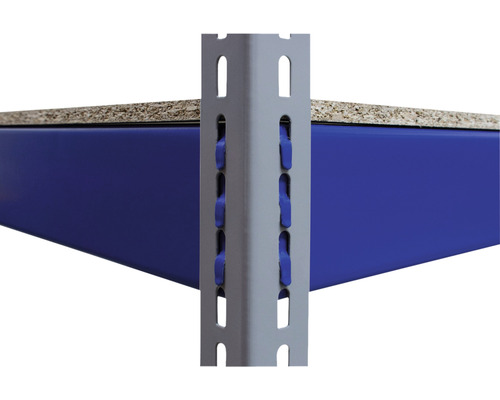 Detailný záber regálového systému s kovovými prvkami a policami