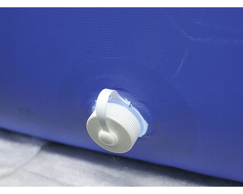 Detail modrého vodného vaku s bielym uzáverom