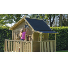 Drevený domček na hranie s terasou a dieťaťom kresliacim na tabuľu