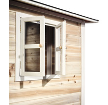 Detail dreveného záhradného domčeka s otvoreným oknom.