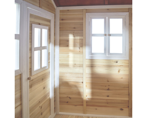 Interiér dreveného herného domčeka s oknom a dverami