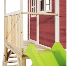 Detailný pohľad na herný domček so šmýkačkou a lezeckou stenou