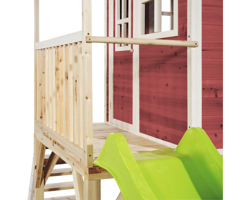 Detailný pohľad na herný domček so šmýkačkou a lezeckou stenou