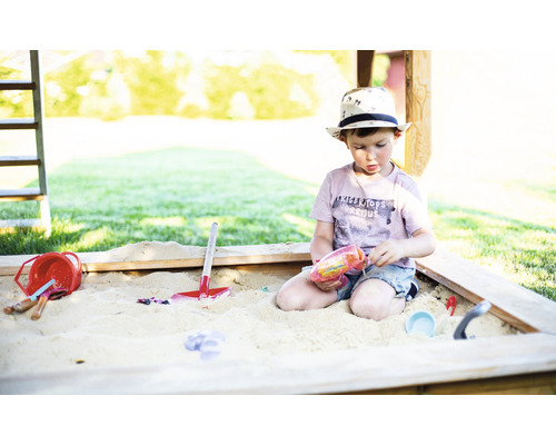 Chlapec sa hrá s hračkami v pieskovisku