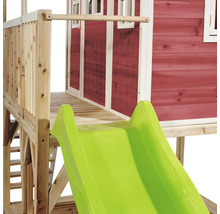 Detailný pohľad na domček na hranie so šmýkačkou a červeným dreveným obkladom